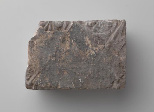 Fireplace with lion's head in a profiled diamond