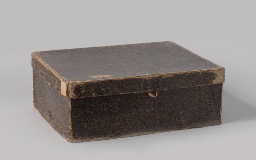 Box or chest with lid of cardboard with label on which is written, among other things, 'Gebhard-Crone'