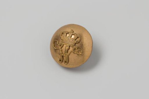 Copper button, smooth and round model, with a W under a crown attached to it