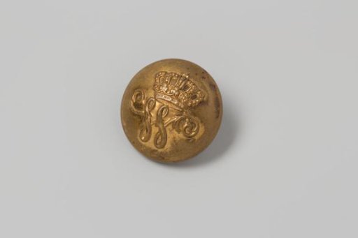 Copper button, smooth and round model, with a W under a crown stamped on it