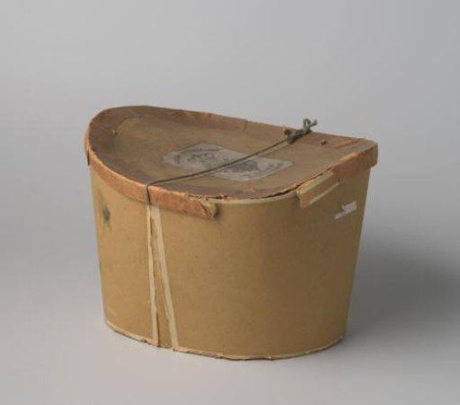 Oval cardboard hatbox; on the lid a label by Froger & Zoon
