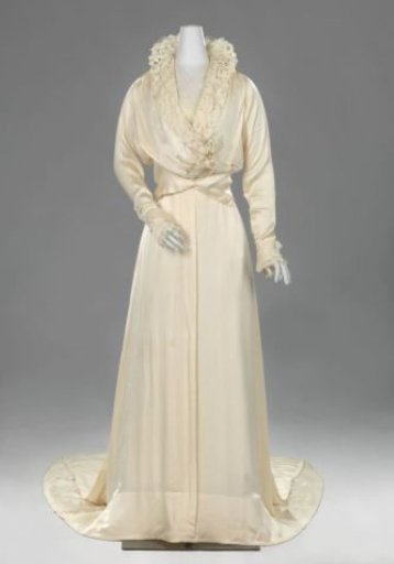 Wedding dress with standing collar