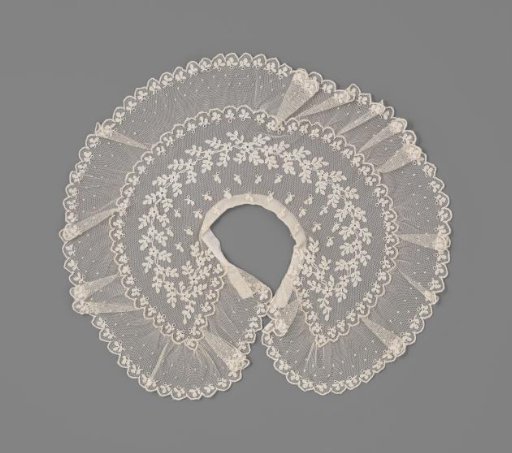 Tulle collar decorated with appliqué embroidery in the form of floral scrolls and loose flowers