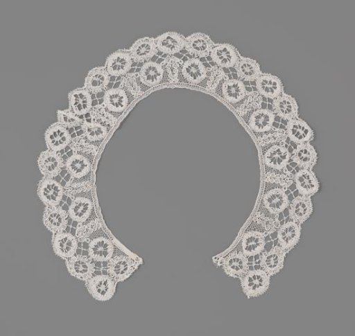 Lace collar with contour threads decorated with two rows of wheels