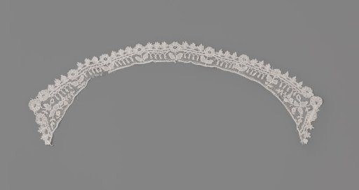 Tulle collar with applied lace