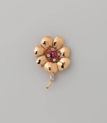 Brooch of gold with ruby and diamonds in a box with lid