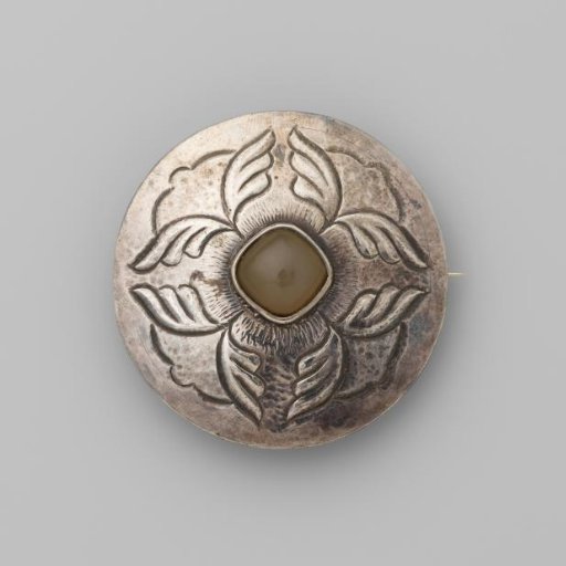 Brooch of silver and agate