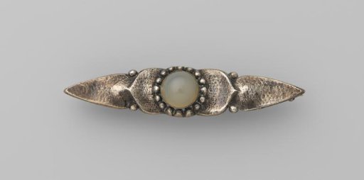 Brooch of silver and agate