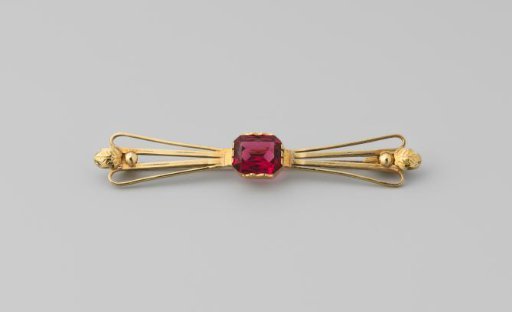 Brooch of gold with red synthetic corundum