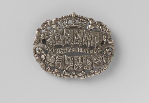 Brooch 'Free nations never die'