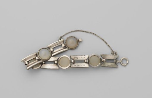 Silver bracelet with agate