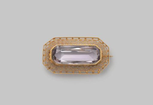 Brooch of filigree in gold with a faceted amethyst