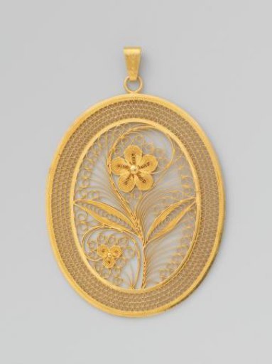 Pendant with a violet