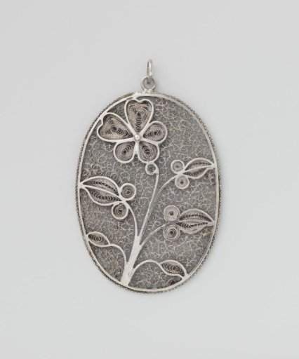 Pendant with a violet