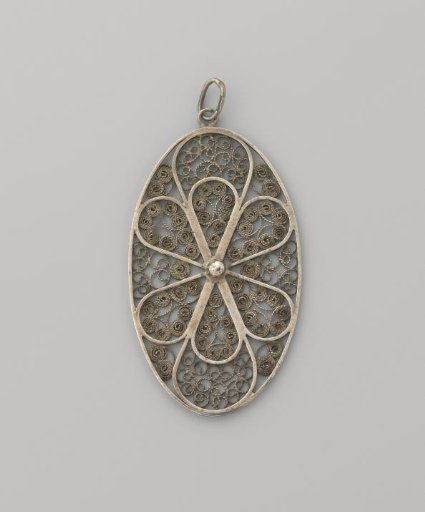 Oval filigree silver pendant with symmetrical loops
