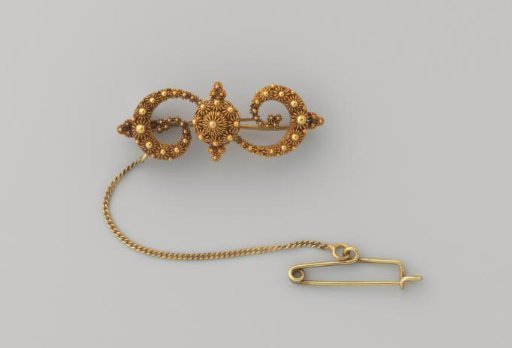 S-shaped gold pin set with spiders