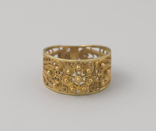 Gold ring in cannetille