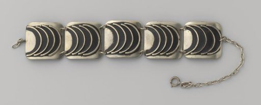 Chain bracelet with links featuring four arches each in wire