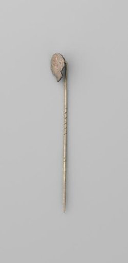 Reverse pin with portrait of Wilhelmina