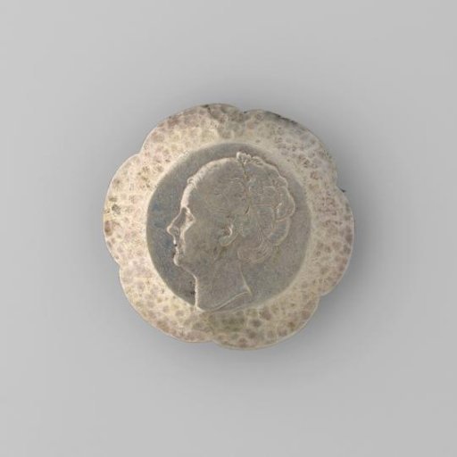 Brooch of a silver rijksdaalder with portrait of Wilhelmina and a hammered edge
