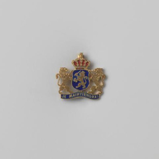 Brooch of enameled metal with the Dutch coat of arms in openwork