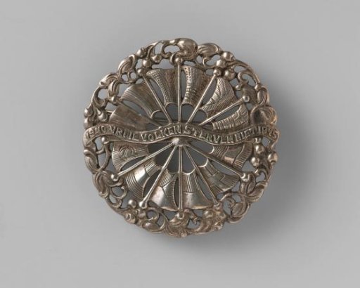 Brooch 'Free nations never die'