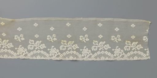 Strip of Machine-Made Lace with Diagonally Placed and Deeply Cut Seven-Lobed Flowers