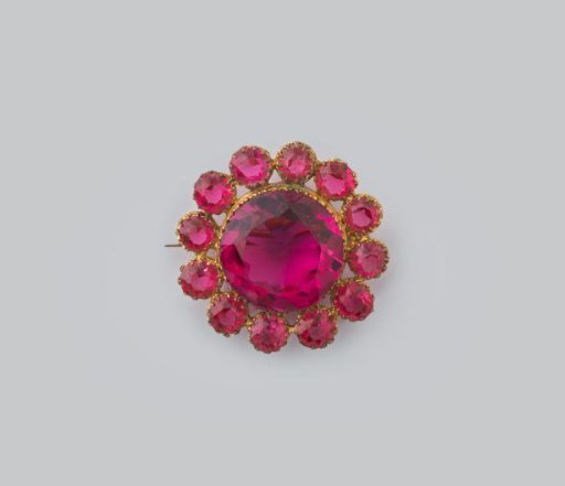 Brooch in rosette shape with pink glass stones