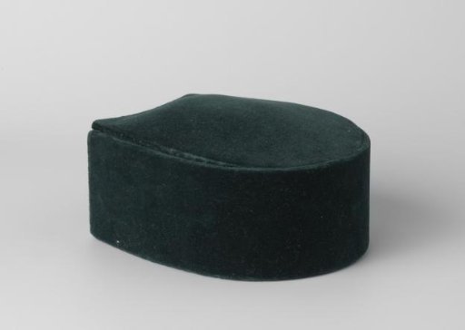 Case of green velvet with a hinged lid