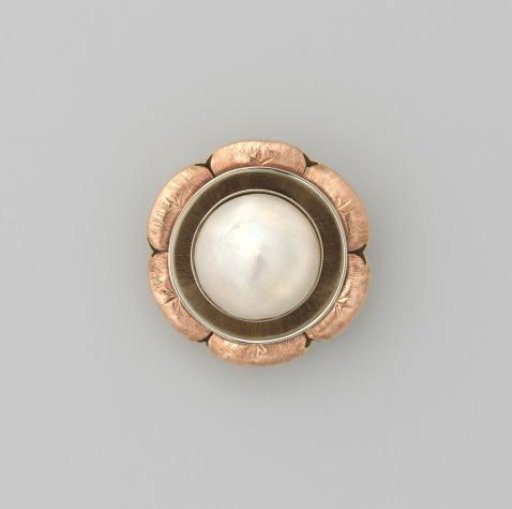 Brooch of gold with a central pearl