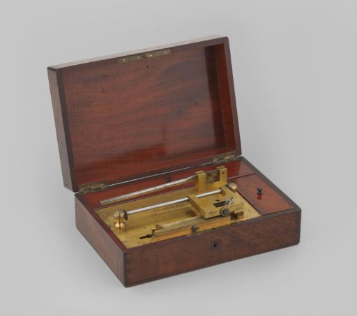 Machine for scraping reed