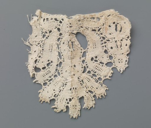 Fragment of bobbin lace consisting of one shell with thistle or cornflower