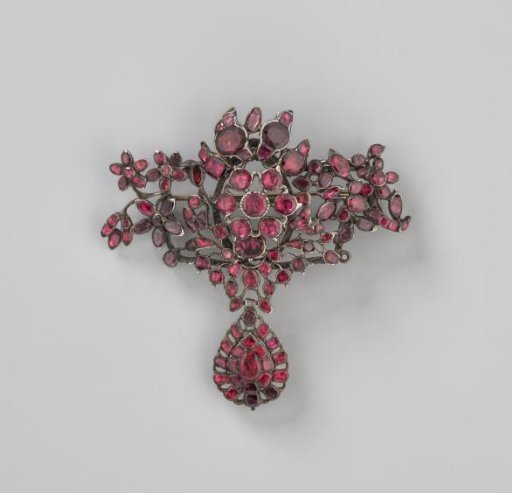Brooch in a floral motif with a teardrop-shaped pendant
