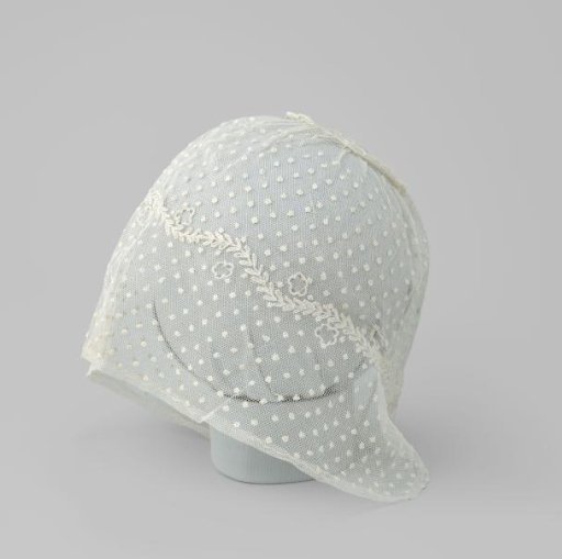 Cap of white tulle with puffs and a continuous embroidered branch