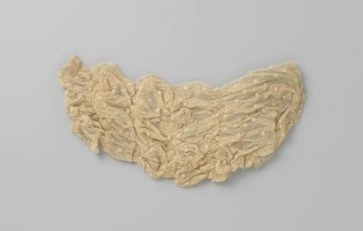 Sleeve of white tulle with ruffles
