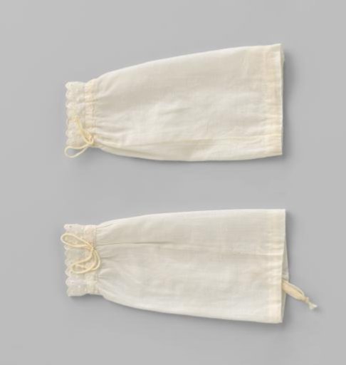 Baby sleeve with scalloped edge and white work