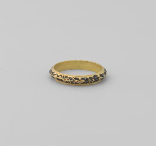Ring with arabesques