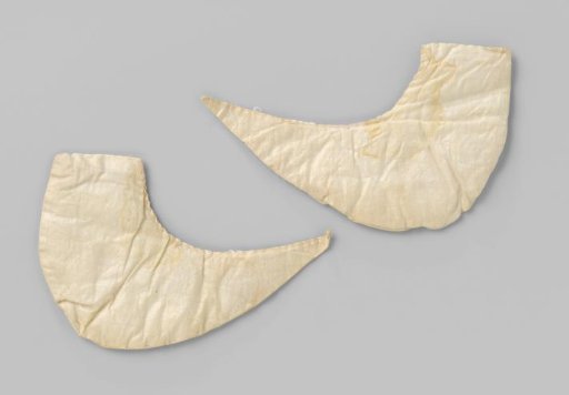 Crescent-shaped cushion of white glossy cotton