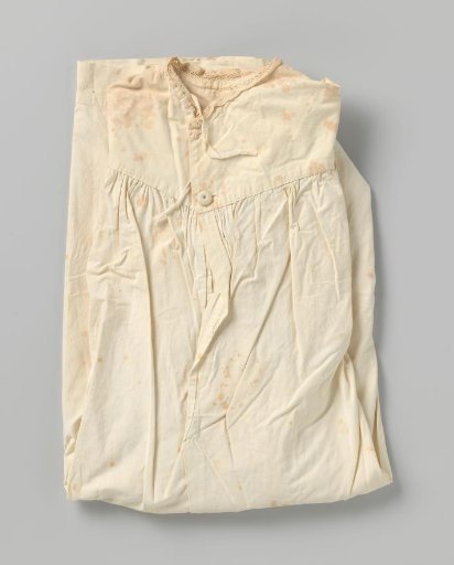 White nightgown with frivolité on the sleeves and collar