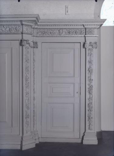 Wainscoting, part. Frieze with openwork vines with dragons. Projecting part with two doors with cushion panel
