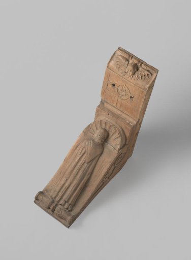 Keyhole with keyhole piece, featuring a carved depiction of a monk, originating from the monastery in the Oude Hoogstraat in Amsterdam