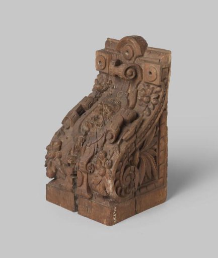 Kerb with lion or satyr mask in a scrollwork cartouche