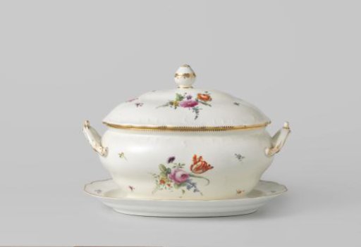 Soup tureen with lid and saucer of porcelain