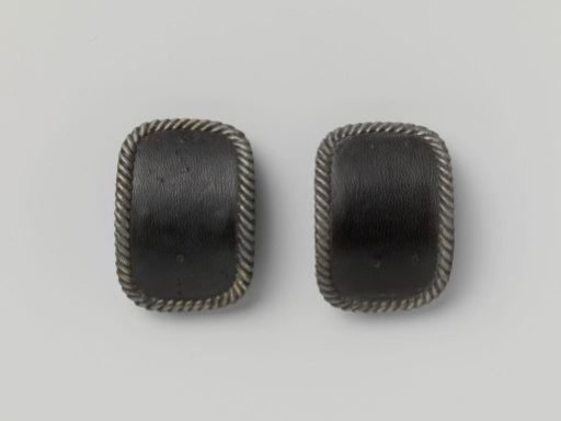 Iron shoe buckle, rectangular model with rounded metal corners and a black leather centre