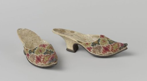 Leather mule with a stramien leaf, embroidered with wool in a zigzag pattern (point d'hongrie) and fitted with a silver toe cap