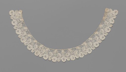 Collar of needle lace with a rose scallop edge