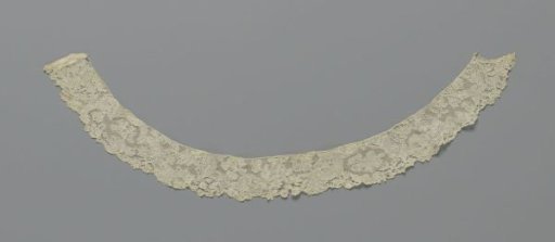 Collar of mixed lace with bouquets and insects