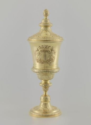 Gilded silver chalice with lid, decorated with the coat of arms of Delft and the coat of arms of Gerard van Loon