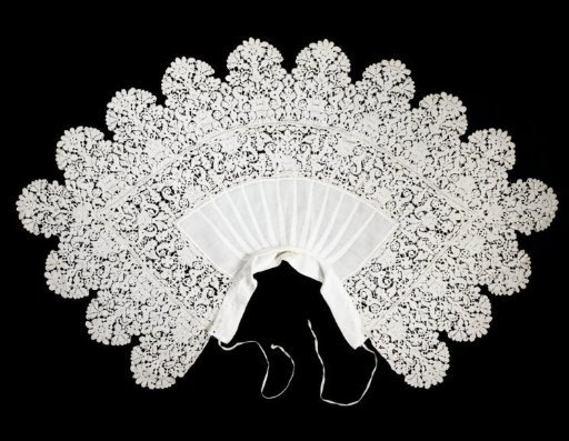 Collar of linen and bobbin lace