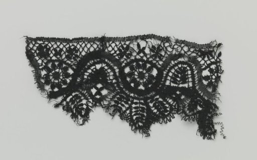 Strip of bobbin lace with a deep wave line